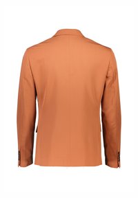 Blazer naranja con un corte ajustado, solapas de pico, dos aberturas traseras y botones negros en los puños. Tejido suave, sin patrones visibles.