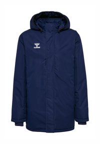 Marineblauwe geïsoleerde jas met capuchon, ritsluiting en elastische manchetten. Bevat een logo op de borst en heeft een strak, eenvoudig ontwerp.