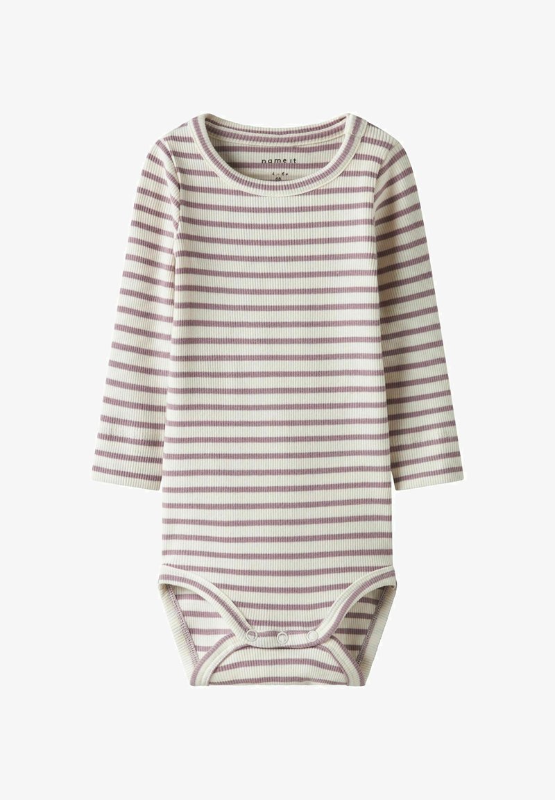 Macacão de manga comprida em creme com riscas horizontais em roxo claro. Textura canelada, decote redondo e botões de pressão na parte inferior.