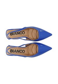 Sandalette in vernice blu con punta affilata, soletta imbottita e logo 'BIANCO' nero sulla suola beige.