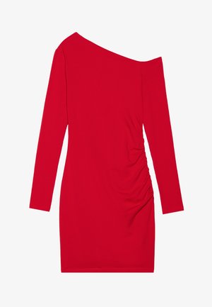 Rød langermet kjole med asymmetrisk halslinje, rynket tekstur på den ene siden, og en tettsittende silhuett. Laget av stretchy stoff.