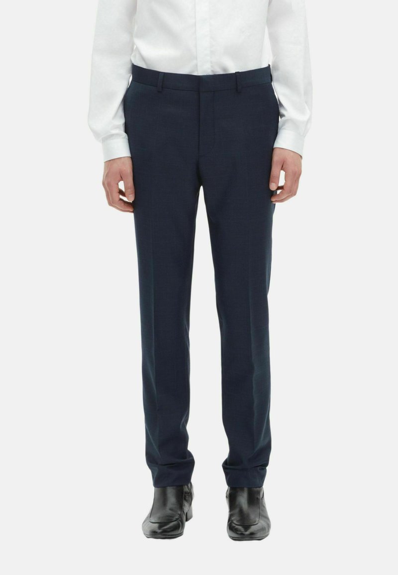 Granatowe spodnie o dopasowanym kroju, wykonane z gładkiego materiału, z prostymi nogawkami, szlufkami na pasek oraz dyskretnym zagięciem z przodu, co zapewnia elegancki wygląd.