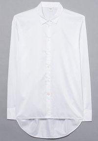 Chemise blanche à manches longues avec un col classique, un ourlet arrondi et un tissu léger. Présente une fermeture à boutons sur le devant et un branding subtil à l'intérieur.