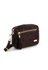 Mørkebrune ruskinds-tasker med en rektangulær form. Udstyret med to lynlåslommer, gyldne metaldele og frynsedekorationer på siderne.