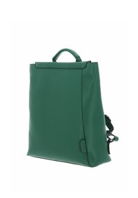 Sac à dos en cuir vert au design structuré, poignée supérieure, sangle réglable et marquage discret sur le côté. Texture lisse et mate.
