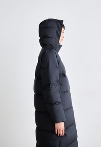 Tommy Hilfiger CASUAL MAXI - Dunfrakker - desert sky