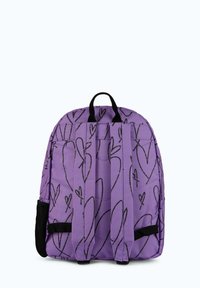 Violetti reppu mustilla sydämen ääriviivoilla, jossa on pehmustetut hihnat, ylimmäinen kantokahva ja teksturoitu pinta. Yksinkertainen muotoilu, jossa on minimaalinen yksityiskohtaisuus.