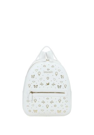 Zaino bianco con motivi dorati di farfalla, cuore, palloncino e nuvola, tasca frontale con cerniera e logo "braccialini" in lettere dorate.