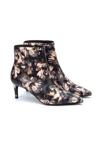 Botas de tobillo con estampado floral en cuero sintético negro, con punta afilada y tacón de 5 cm, con diseño texturizado y acento de cremallera dorada.