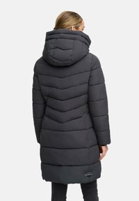 Vadderad grå pufferjacka med ett chevronmönster, huva och logotypdetalj vid fållen. Medellång och med en avslappnad passform.