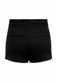 Shorts en denim noir avec une taille haute, dotés de deux poches arrière et d'une texture lisse, bords ourlés, sans embellissements visibles.