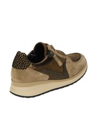 Sneakers en suède marron avec des accents texturés, présentant un talon à motif animal, un devant à lacets et une semelle en caoutchouc beige. Langue rigide et détail de fermeture éclair.