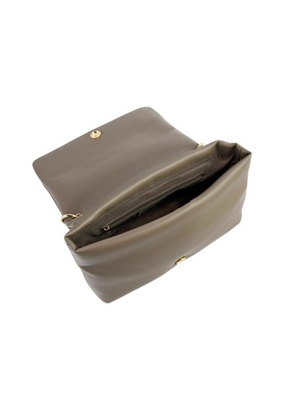Borsa a tracolla in pelle marrone con una texture liscia, dotata di chiusura a bottone dorato e una tasca interna con zip. Design aperto per un facile accesso.