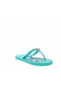 Chinela turquesa con textura estriada, que presenta un acento decorativo y una plantilla con un patrón en tonos de azul y verde.