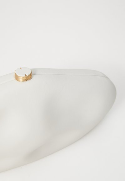 Bolsa de mão branca em couro com uma textura suave, forma arredondada e um fecho circular dourado com uma fenda e logótipo gravado.