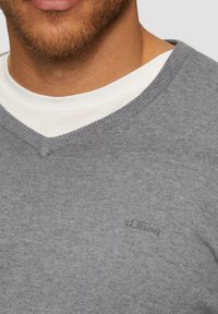 s.Oliver MIT LOGO-STICKEREI - Strickpullover - grau
