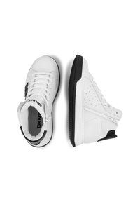 Zapatillas altas de cuero blanco, con suela de goma negra texturizada, detalle de cremallera y acentos perforados en los laterales.