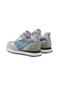 Sneaker grigi e blu realizzati in materiali scamosciati e tessili, con accenti viola, una suola intermedia bianca e una suola esterna in gomma testurizzata.