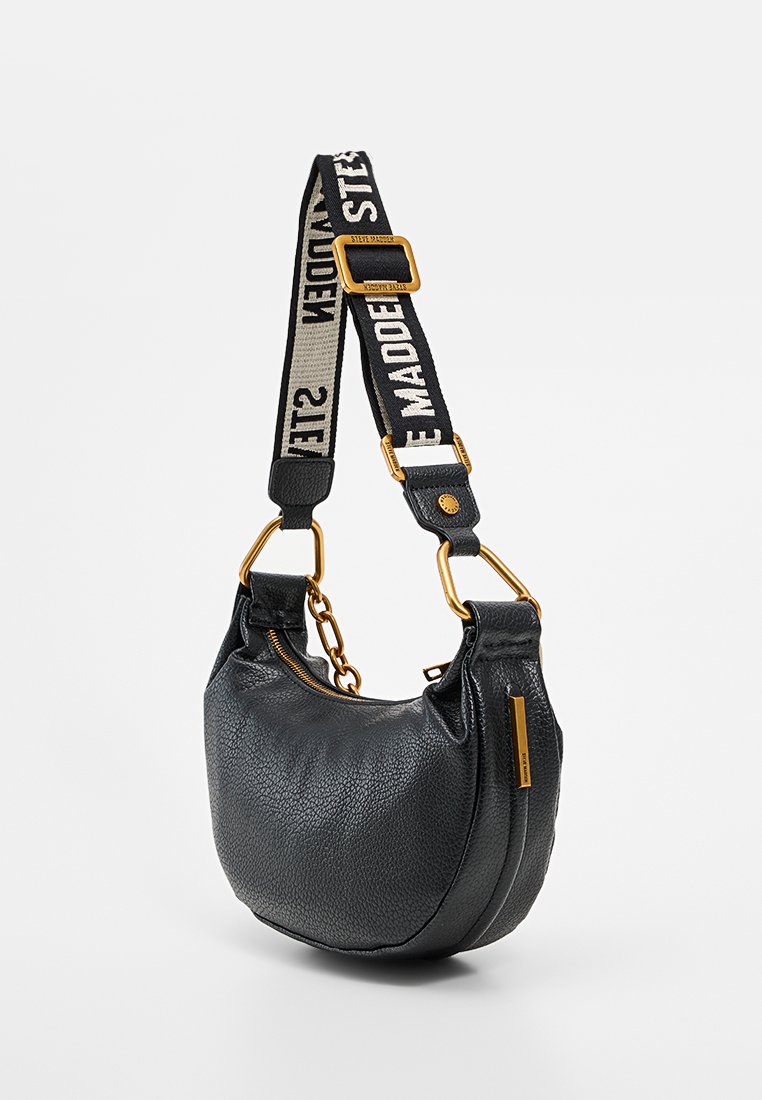 Bolso de mano de cuero negro con forma redondeada, que presenta una cadena en tono dorado, una correa ajustable con logotipo y un cierre de cremallera en un lado.