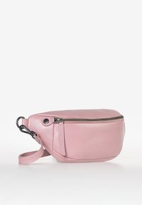 Roze leren heuptas met een ritssluiting, verstelbare schouderband en een slank, rond ontwerp. Heeft een klein voorvak met rits.