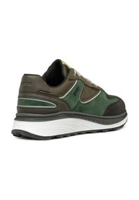 Sneaker da uomo caratterizzato da una combinazione di camoscio verde oliva e tessuti neri, con una intersuola bianca, suola grigia e lacci con motivo.