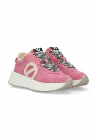 Roze suède sneakers met een crème accent, gestructureerde zwart-witte veters en een witte gevoerde zool met een gemusterd profiel.