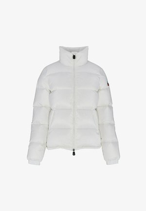 Chaqueta acolchada blanca con un alto cuello, cierre frontal y puños acanalados. Diseño acolchado con un ligero brillo y detalle del logo en la manga.