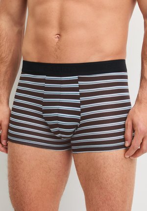 Torace maschile con boxer marroni a righe orizzontali azzurro chiaro e bianche, in piedi con le mani rilassate lungo i fianchi.