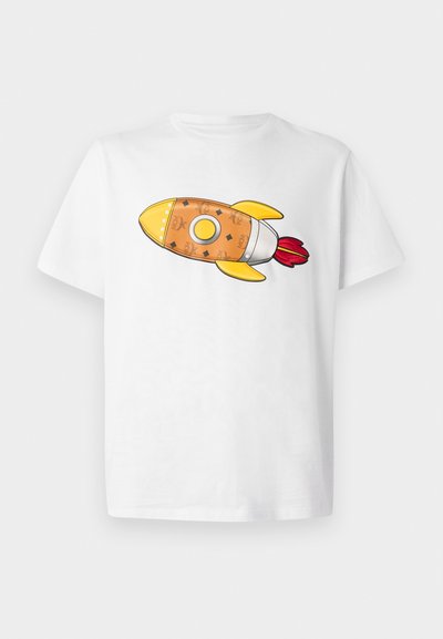 Balta marškinėliai su spalvingu raketos piešiniu. Raketa yra oranžinė su geltonais akcentais, sidabriniais detalėmis ir raudonomis liepsnomis.