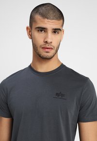 Alpha Industries SMALL LOGO - T-Shirt basic - grey/black