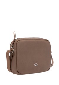Hnědá texturovaná crossbody taška s dvojitým zipem, stříbrným logem a nastavitelným ramenním popruhem na bílém pozadí.