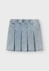 Denim plisirana krila v svetlo modri barvi, ki vključuje pet vertikalnih plisejev, definirano pasno črto in rob z nerazrezom. Mehak teksturiran material, sproščen dizajn.