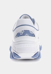 Sneaker bianco con accenti blu e dettaglio a motivo denim sul tallone. Caratterizzato da un marchio prominente e suola testurizzata per una migliore aderenza.