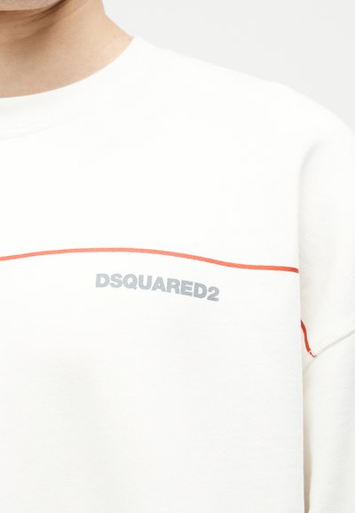 Λευκό φούτερ με κόκκινη οριζόντια ρίγα και το λογότυπο "DSQUARED2" τυπωμένο σε γκρι στο στήθος.
