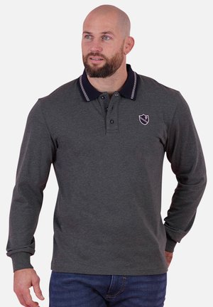 Polo à manches longues de couleur gris foncé en tissu doux, présentant un col marine contrasté avec des rayures et un petit emblème sur la poitrine.