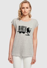 Grå kortærmet t-shirt med et sort grafisk design af en stregkode og en stiliseret dyresilhuet. Blødt materiale, afslappet pasform.