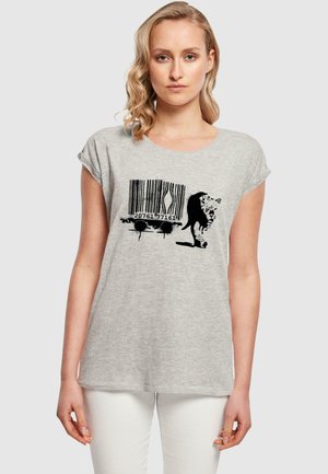 Szara koszulka z krótkim rękawem z czarnym wzorem graficznym przedstawiającym kod kreskowy oraz stylizowany zarys zwierzęcia. Miękki materiał, luźny krój.