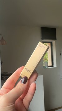 KIKO Milano One Magic Touch Lip Stylo w metalicznym złotym opakowaniu z geometryczną fakturą, o smukłym kształcie i masie netto 2,5 g.