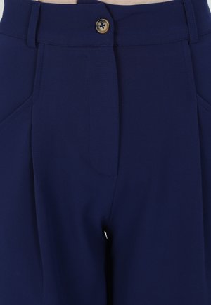 Marineblaue Hose mit glatter Textur, ausgestattet mit einem Frontknopfverschluss und zwei Seitentaschen. Taillierte Passform mit strukturiertem Design.
