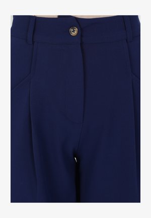 Navyblauwe broek met een gladde textuur, voorzien van een sluiting met een knoop aan de voorkant en twee zijzakken. Krappe pasvorm met een gestructureerd ontwerp.