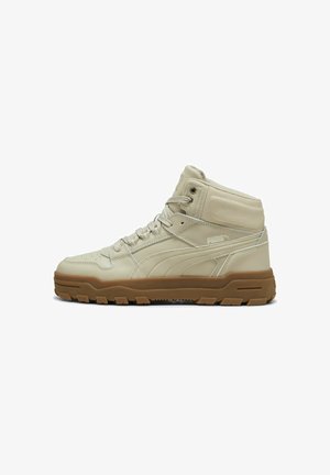 Beige Leder High-Top-Sneaker mit strukturiertem Finish, ausgestattet mit einer Gummisohle, gepolstertem Knöchelkragen und dezenten Branding-Details.