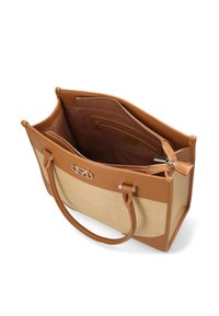 Ljusbrun läder tote-väska med vävd textur, silverdetaljer, dragkedjestängning och ett inre fack, med en rymlig design och dubbla handtag.