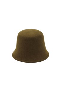 Brązowy filcowy kapelusz typu bucket z zaokrąglonym wierzchem, szerokim rondem i gładką fakturą. Szczegóły szwów widoczne u podstawy. Prosty, nieozdobiony design.