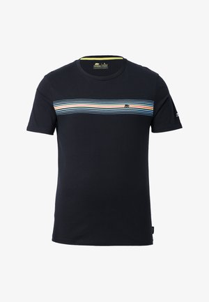 Donkerblauw katoenen t-shirt met een ronde hals, met een horizontaal gestreept ontwerp in wit, groen, rood en blauw over de borst.