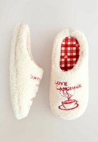 Biele nadýchané papuče s červeným vyšívaným dizajnom šálky kávy a textom „LOVE LANGUAGE“. Vo vnútri je červený károvaný vzor s malými srdiečkami.