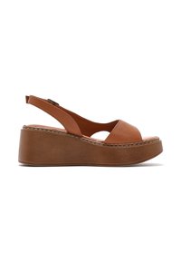 Sandali wedge in pelle marrone con punta aperta e design slingback. La suola presenta una finitura texturizzata e un dettaglio di cucitura a contrasto.