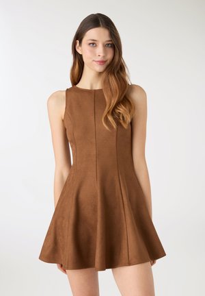 Brązowa sukienka bez rękawów z miękkiego, zamszopodobnego materiału, z dopasowaną górą i rozkloszowanym dołem, wykończona szwami księżniczki i schludnymi krawędziami.