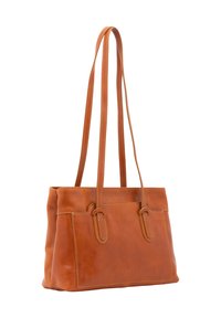 Tan leren tote bag met een rechtopstaand rechthoekig formaat, twee lange handvatten en gestikte accenten op het lichaam en de randen.