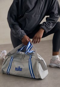 GYM CLUB RETRO - Bolsa de deporte - college grey/sail/admiral navy