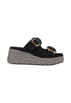 Sandalo con zeppa in suede nero con suola piattaforma decorata e due grandi fibbie nere e dorate.